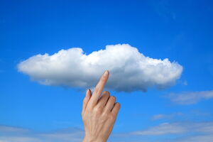 Weiße Wolke am Himmel mit einem Finger, der darauf zeigt