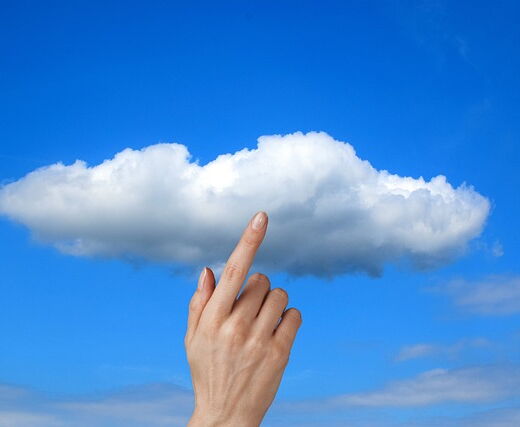 Weiße Wolke am Himmel mit einem Finger, der darauf zeigt